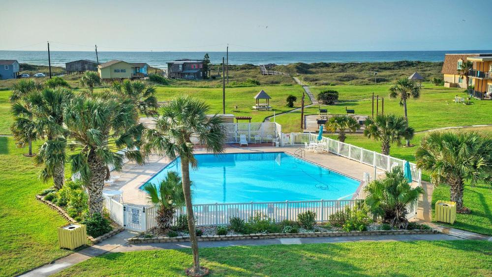 Oceanfront Condo w Private Balcony Pool Tennis Bubbly Blew by AvantStay
